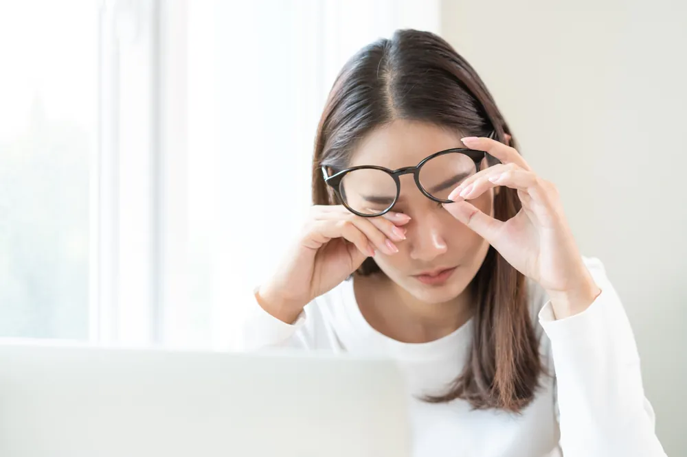 Read more about the article Dlaczego oczy łzawią? Najczęstsze przyczyny łzawienia oczu